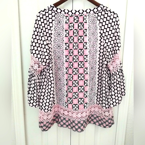 Pink Bell Sleeve Quatrefoil Floral Print Blouse - Picture 2 of 13